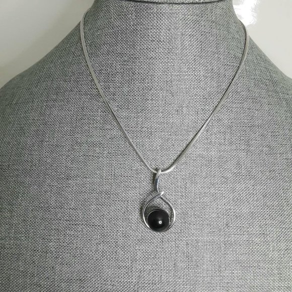 Butler Necklace Silver Toned Twist with Black Stone - Picture 1 of 4